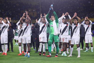 Jugadores de Vasco da Gama saludan a los aficionados este martes, al final del partido de ida de las semifinales de la Copa Sudamericana entre Boca Juniors y Vasco da Gama en el estadio La Bombonera en Buenos Aires.