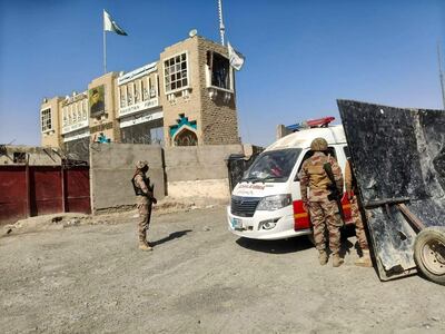 Voluntarios de la Media Luna Roja ayudan a intercambiar los cuerpos de las víctimas presuntamente fallecidas en feroces enfrentamientos transfronterizos entre los talibanes y las fuerzas de seguridad pakistaníes, en la frontera entre Pakistán y Afganistán en Chaman, Pakistán, el 17 de octubre de 2025. 