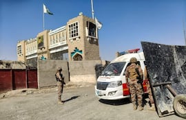 Voluntarios de la Media Luna Roja ayudan a intercambiar los cuerpos de las víctimas presuntamente fallecidas en feroces enfrentamientos transfronterizos entre los talibanes y las fuerzas de seguridad pakistaníes, en la frontera entre Pakistán y Afganistán en Chaman, Pakistán, el 17 de octubre de 2025.