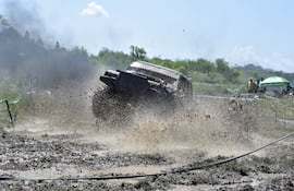 A pesar del vuelco en la primera vuelta clasificatoria, Alejandro Fleitas e Iván Cuevas, a bordo de la Mitsubishi Montero, del Team Emboscada, subieron a lo más alto del podio ayer en Piquete Cue (Limpio).
