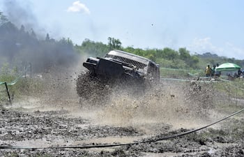 A pesar del vuelco en la primera vuelta clasificatoria, Alejandro Fleitas e Iván Cuevas, a bordo de la Mitsubishi Montero, del Team Emboscada, subieron a lo más alto del podio ayer en Piquete Cue (Limpio).