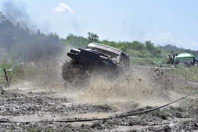 A pesar del vuelco en la primera vuelta clasificatoria, Alejandro Fleitas e Iván Cuevas, a bordo de la Mitsubishi Montero, del Team Emboscada, subieron a lo más alto del podio ayer en Piquete Cue (Limpio).