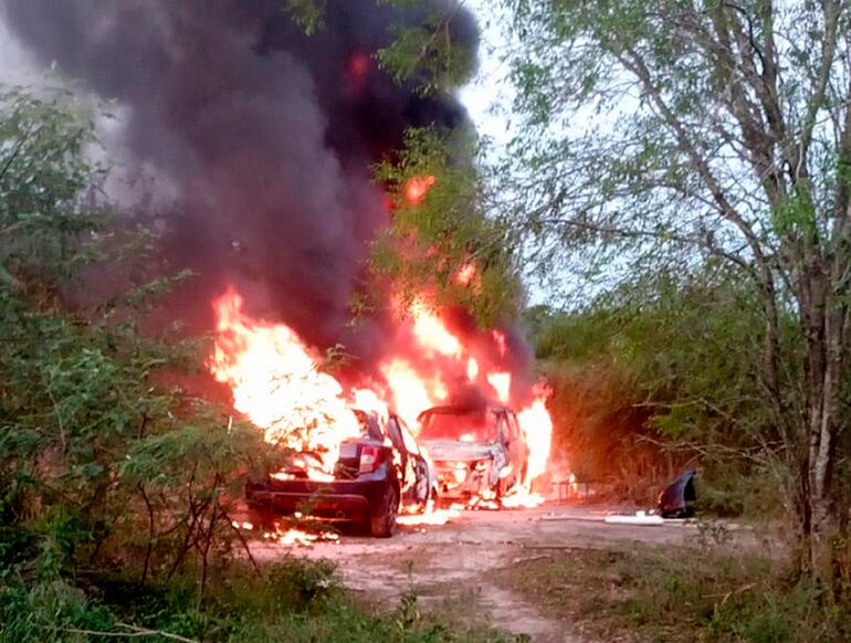 Vehículos quemados en zona de Remansito.