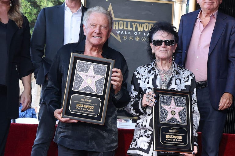 ¡Felices! Graham Russell y Russell Hitchcock tras descubrir la estrella de Air Supply en el icónico Paseo de la Fama. (VALERIE MACON / AFP)