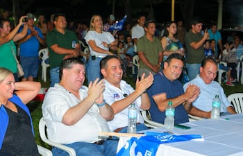 De izq. a der.: El candidato a intendente del PLRA, Alcides RIveros; el gobernador de Central, RIcardo Estigarribia; el candidato a vicepresidente para el PLRA, diputado Enrique Antonio Buzarquis y el actual presidente liberal, Hugo Fleitas.