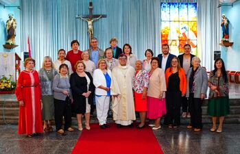 El obispo Osmar López acompañado de las primeras docentes del IFD de San Juan Bautista durante la celebración del 50º aniversario de la primera promoción.