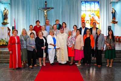 El obispo Osmar López acompañado de las primeras docentes del IFD de San Juan Bautista durante la celebración del 50º aniversario de la primera promoción.