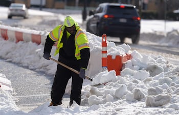 Un hombre retira nieve de una calle este lunes, en Washington (EE.UU.).