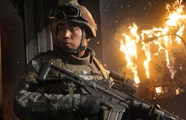 Póster del videojuego 'Call of Duty: Modern Warfare 4' con armas y detalles gráficos llamativos.
