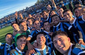 Hugo Quintana (c), celebrando con sus compañeros del Liverpool el título del torneo Apertura de Uruguay.