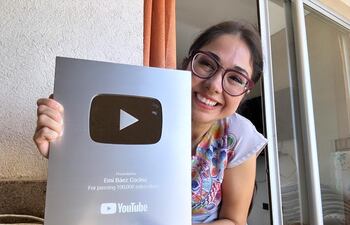 Emi Báez recibió la placa de YouTube por su canal de cocina.