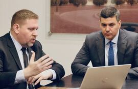 El presidente de Petropar, Eddie Jara, junto a Santiago Peña.