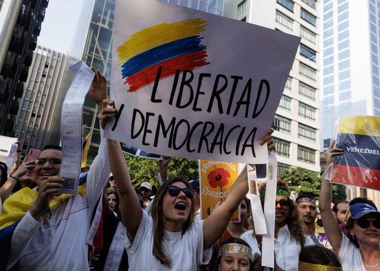 Ciudadanos venezolanos que residen en Brasil participan en una protesta este sábado, para rechazar los resultados de las elecciones celebradas el 28 julio, en Sao Paulo (Brasil). 