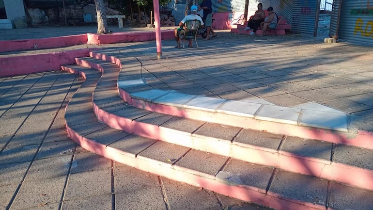 Ante abandono municipal, vecinos de Itá Pytã Punta hermosean zona de mirador