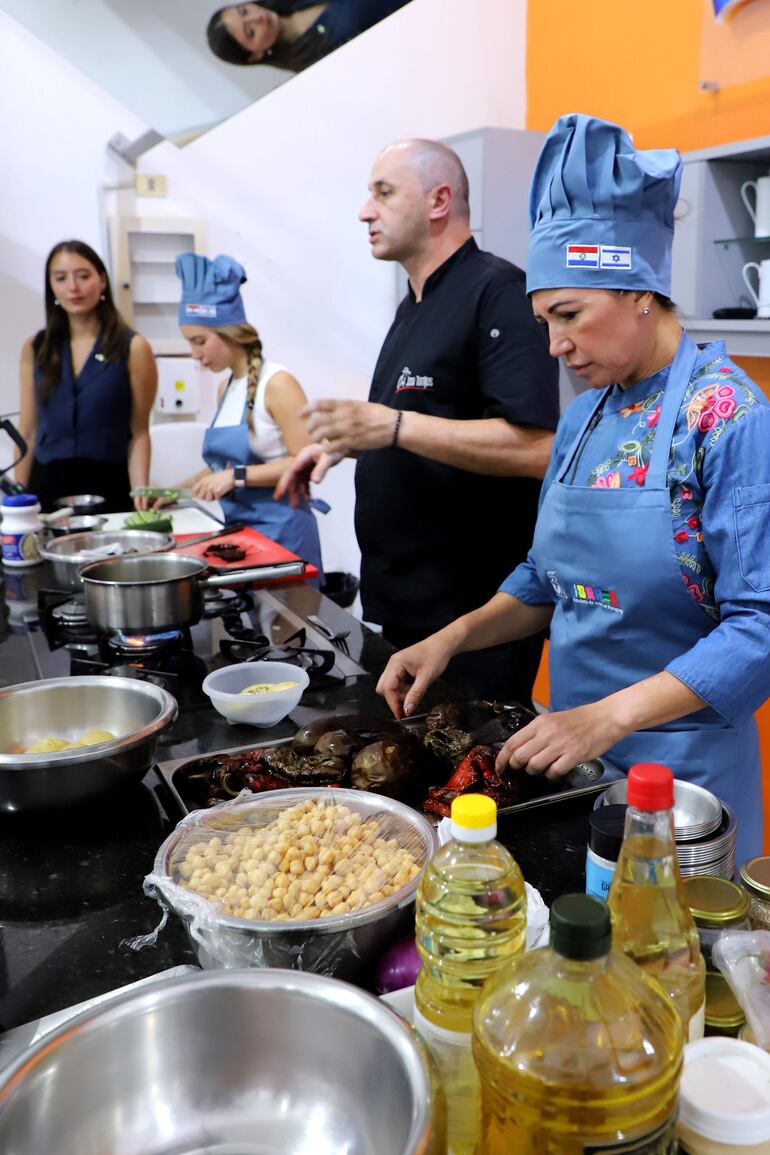 El chef José Torrijos y su esposa María durante la clase magistral de cocina israelí.