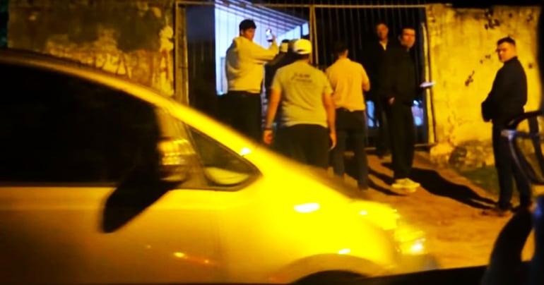Supuestos simpatizantes de Gabriel Derene intentaron ingresar al local de votación.