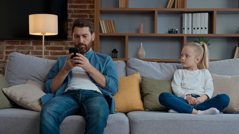 El abuso del celular por parte de los padres afecta la salud emocional de los niños.