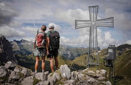 Patrick y Cathy, ambos de 58 años, posan en la cima del pico Wandflue, en los Alpes berneses, sobre Jaun, en el cantón de Friburgo, el 3 de agosto de 2025.