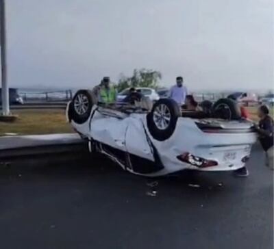 Vehículo volcado en plena Costanera de Asunción esta mañana.
