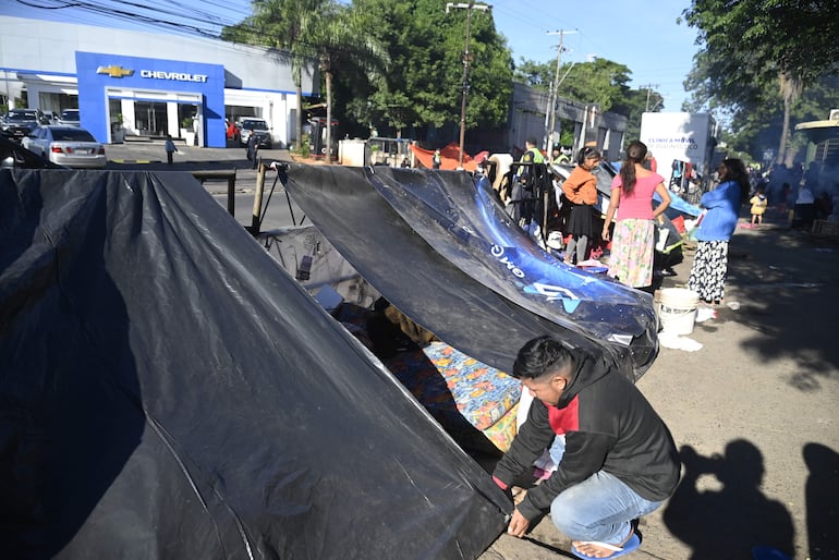 En precarias carpas sobreviven los indígenas frente al Indi.