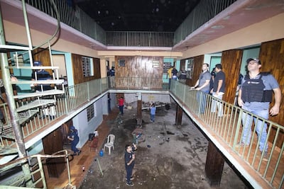 Interventores del Ministerio Público, la Policía y otras instituciones durante uno de los allanamientos del pasado sábado.