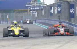 El monoplaza de Invicta Racing (amarillo) del piloto paraguayo Joshua Duerksen en la carrera sprint de la Fórmula 2 en el Autódromo Internacional de Miami, en Miami Gardens, Estados Unidos.