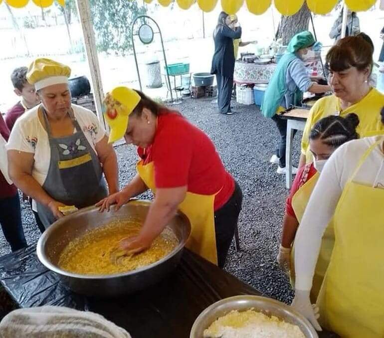 En la ex estación de tren de Pirayú, el Chipa Apó reúne a fieles y visitantes para celebrar la Semana Santa.