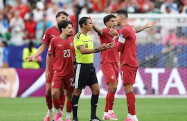 Cristiano Ronaldo de Portugal protesta ante el árbitro Jalal Jayed luego de que Azizjon Ganiev de Uzbekistán anotara el primer gol, lo que resultó en una revisión del VAR para anular la anotación durante el partido del Grupo K de la Copa Mundial de la FIFA 2026 entre Portugal y Uzbekistán en el Houston Stadium.