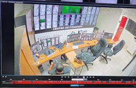 El encargado del Centro de Comando miraba su reflejo en un espejo mientras se daba la fuga de reos.