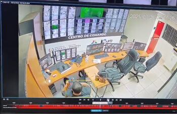 El encargado del Centro de Comando miraba su reflejo en un espejo mientras se daba la fuga de reos.