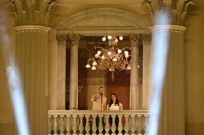 Nayib Bukele y su esposa Gabriela Rodríguez saludan a sus simpatizantes-