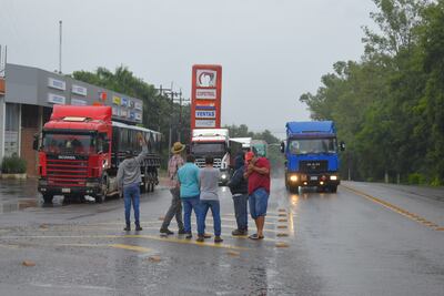 Un grupo de camioneros al momento de detener a un conductor de vehículo pesado.
