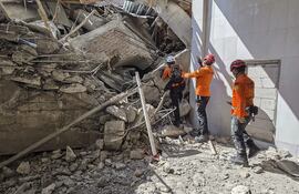 Rescatistas buscan a más posibles sobrevivientes bajo los escombros de una escuela de Indonesia.