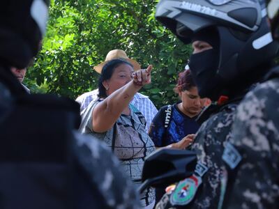 Una mujer reclama información sobre un familiar.