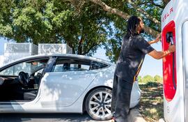 El propietario de un Tesla termina de cargar en una estación de supercarga de Tesla. El fabricante de autos eléctricos estadounidense Tesla actualizará un programa potencialmente defectuoso en más de 27.000 camionetas Cybertruck, informó la Agencia estadounidense de Seguridad en Ruta (NHTSA).