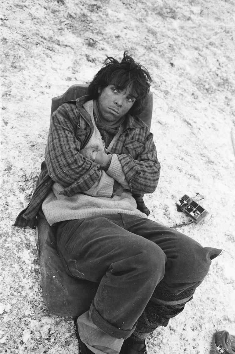 Juan Caruso tirado en la nieve, en un momento de pausa.