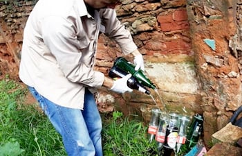 La primera acción que se conoce hace años en la lucha contra el dengue es colocar las botellas boca abajo, pero no se hace.