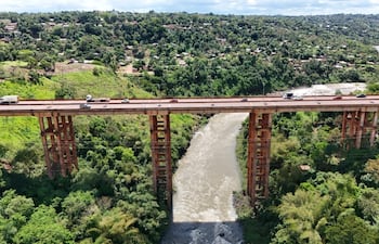 El puente Costa Cavalcanti urge de una valla de protección.