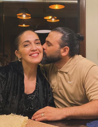 Maxi Biancucchi dando un tierno beso a su esposa cumpleañera Jazmín Luraghi.