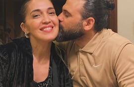Maxi Biancucchi dando un tierno beso a su esposa cumpleañera Jazmín Luraghi.