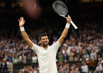 El serbio Novak Djokovic celebra la victoria sobre el italiano Jannik Sinnner en las semifinales de Wimbledon 2023.