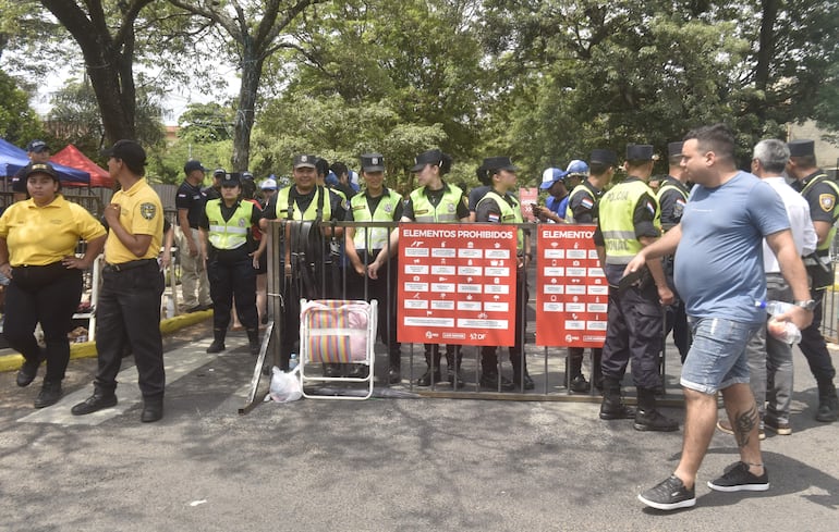 Efectivos de la Policía Nacional y de seguridad privada realizan los primeros controles a los fans que van ingresando a las filas.