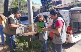 Funcionarios municipales y de Defensa Animal intervienen ante la denuncia de perros muertos en una vivienda ubicada en el barrio Los Lareles.
