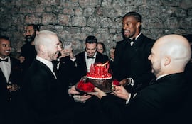 J Balvin a punto de apagar las velitas de la tradicional torta de cumpleaños.