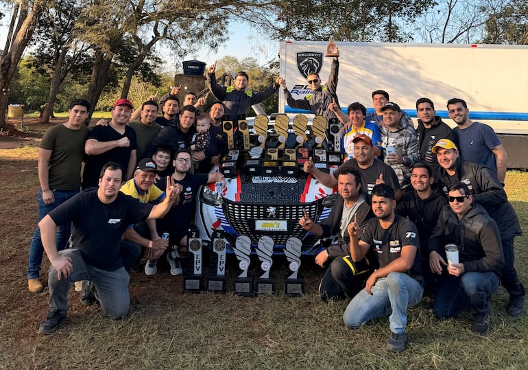 Fabián Herrera y Omar Benítez, del Mandu’arã Rally Team, celebran la victoria sobre el Peugeot 208 Rally4 junto a familiares, amigos e integrantes del equipo Ka´i Competición.