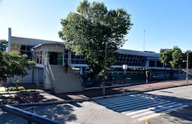 Vista del acceso al bloque "nuevo" de la Estación de Buses de Asunción. En 2025, el actual intendente, Luis Bello (ANR-HC), y su antecesor, Óscar "Nenecho" Rodríguez dilapidaron el 115% de lo recaudado en salarios en la EBA en salarios de sus funcionarios.