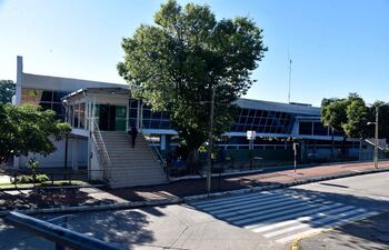 Vista del acceso al bloque "nuevo" de la Estación de Buses de Asunción. En 2025, el actual intendente, Luis Bello (ANR-HC), y su antecesor, Óscar "Nenecho" Rodríguez dilapidaron el 115% de lo recaudado en salarios en la EBA en salarios de sus funcionarios.
