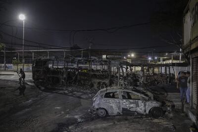 Fotografía de un autobús incinerado anoche en el barrio de Santa Cruz, en Río de Janeiro (Brasil).