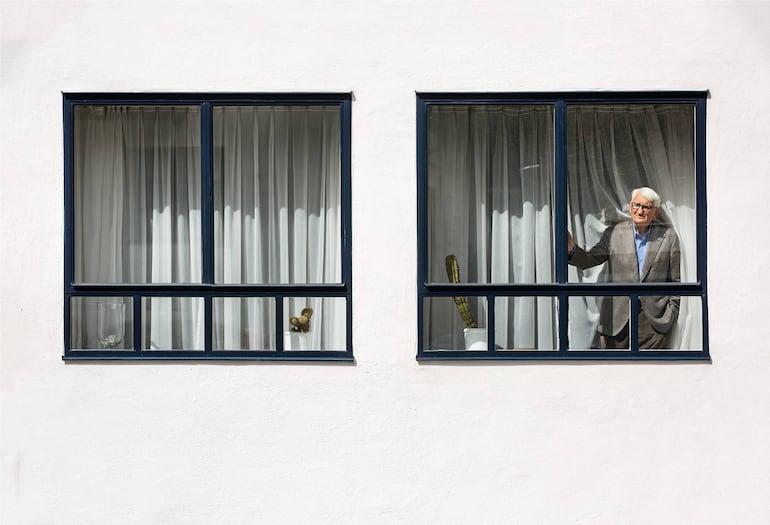 El pensador alemán se asoma a una ventana de la Casa Habermas. Fotografía de Gorka Lejarcegi.