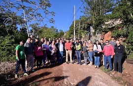 La comitiva municipal y los vecinos durante la recorrida por la zona afectada por inundaciones.